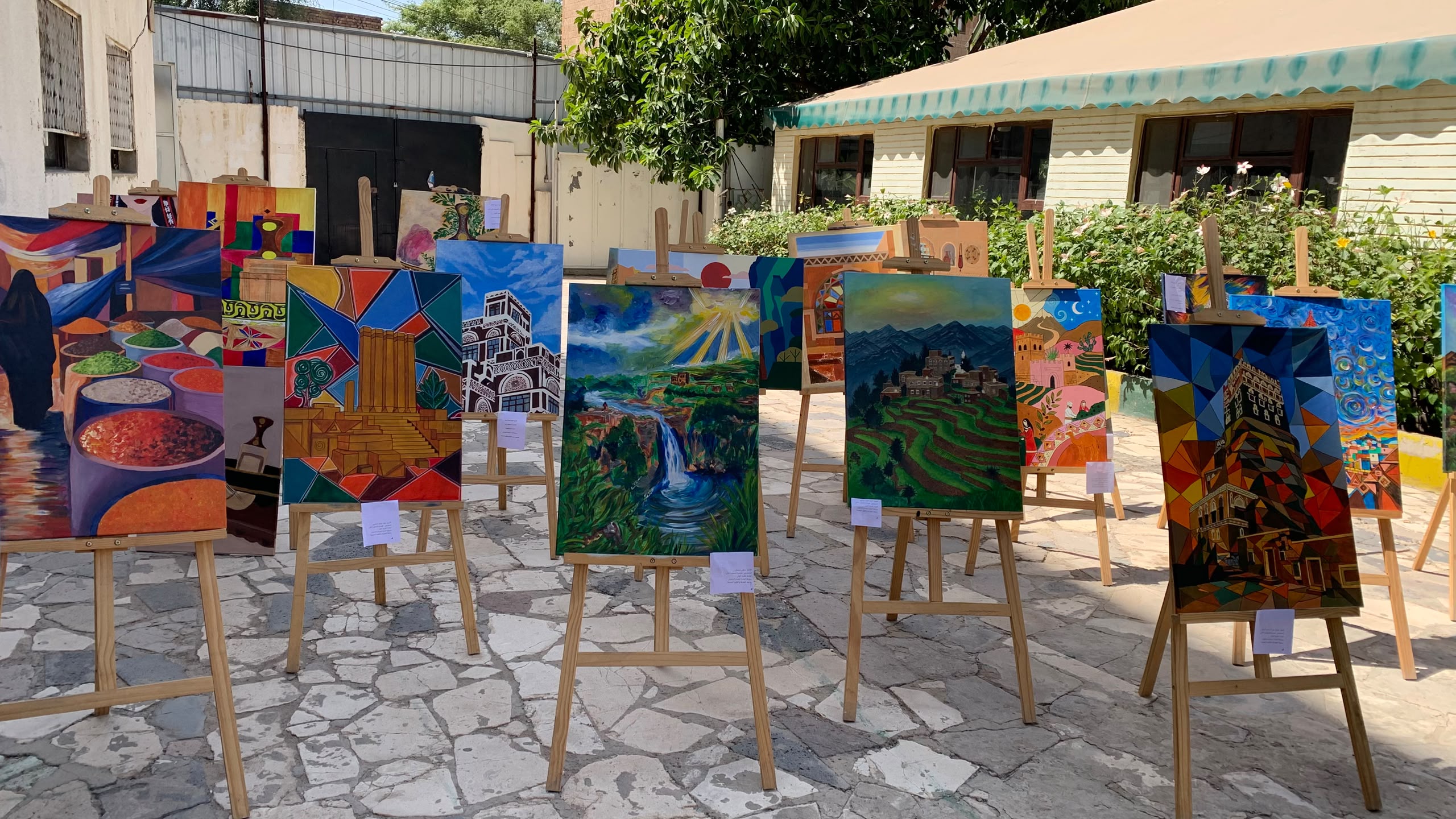 🎨 إبداعٌ بالألوان.. طلبة المستوى الثاني في الجرافيكس والتصميم الداخلي يحوّلون النظرية إلى فن وإبداع